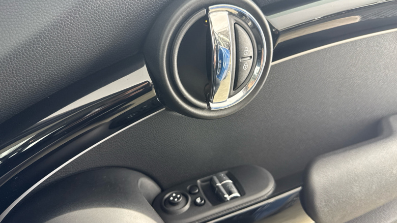 MINI Hatchback 1.5 Cooper Classic 3dr Auto Petrol Hatchback